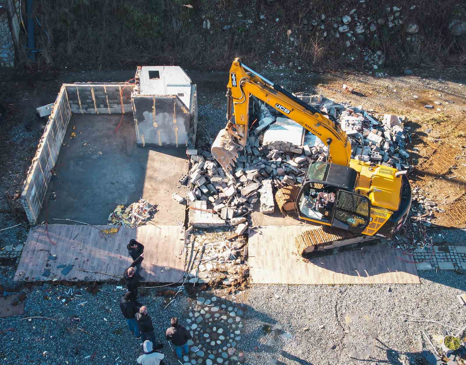 Fırtına Vadisi’nde 28 yapı sahipleri tarafından yıkıldı
