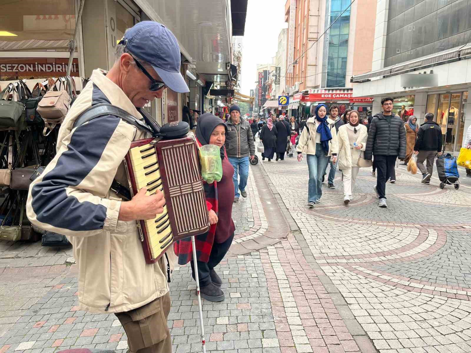 Aydınlılara müzik ziyafeti sunuyor
