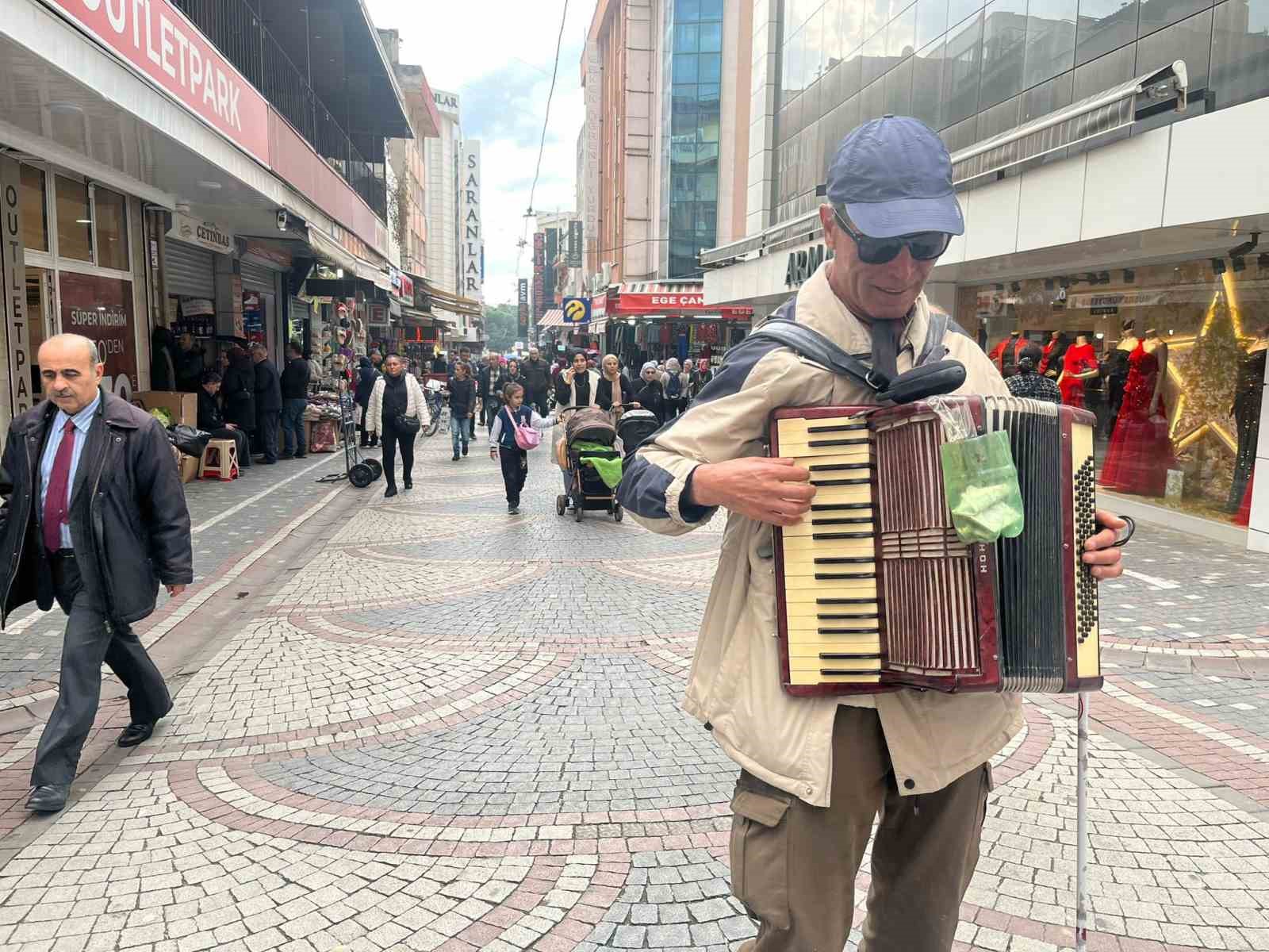 Aydınlılara müzik ziyafeti sunuyor
