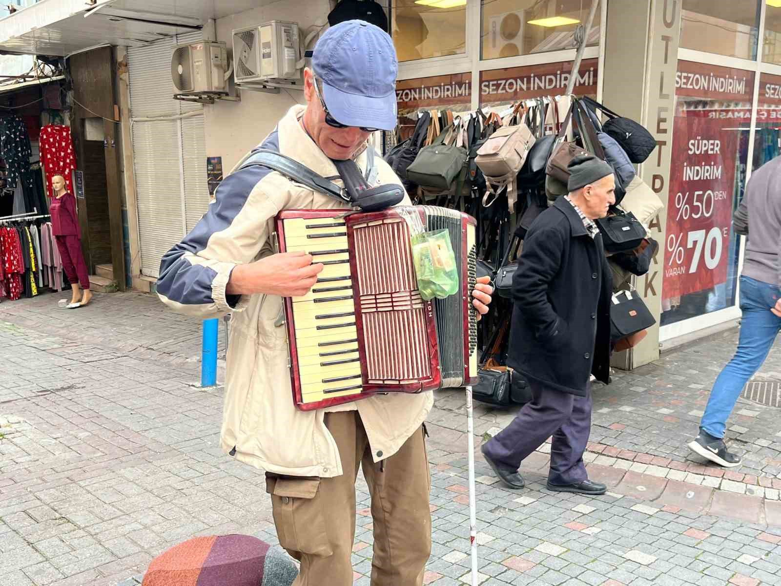 Aydınlılara müzik ziyafeti sunuyor
