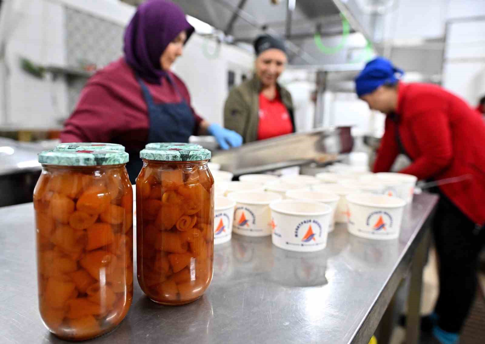 Muratpaşa’nın turunçları kadınların emeğiyle reçele dönüşüyor
