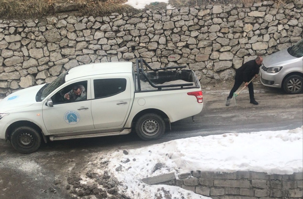 Hakkari’de buzla mücadele çalışmaları sürüyor
