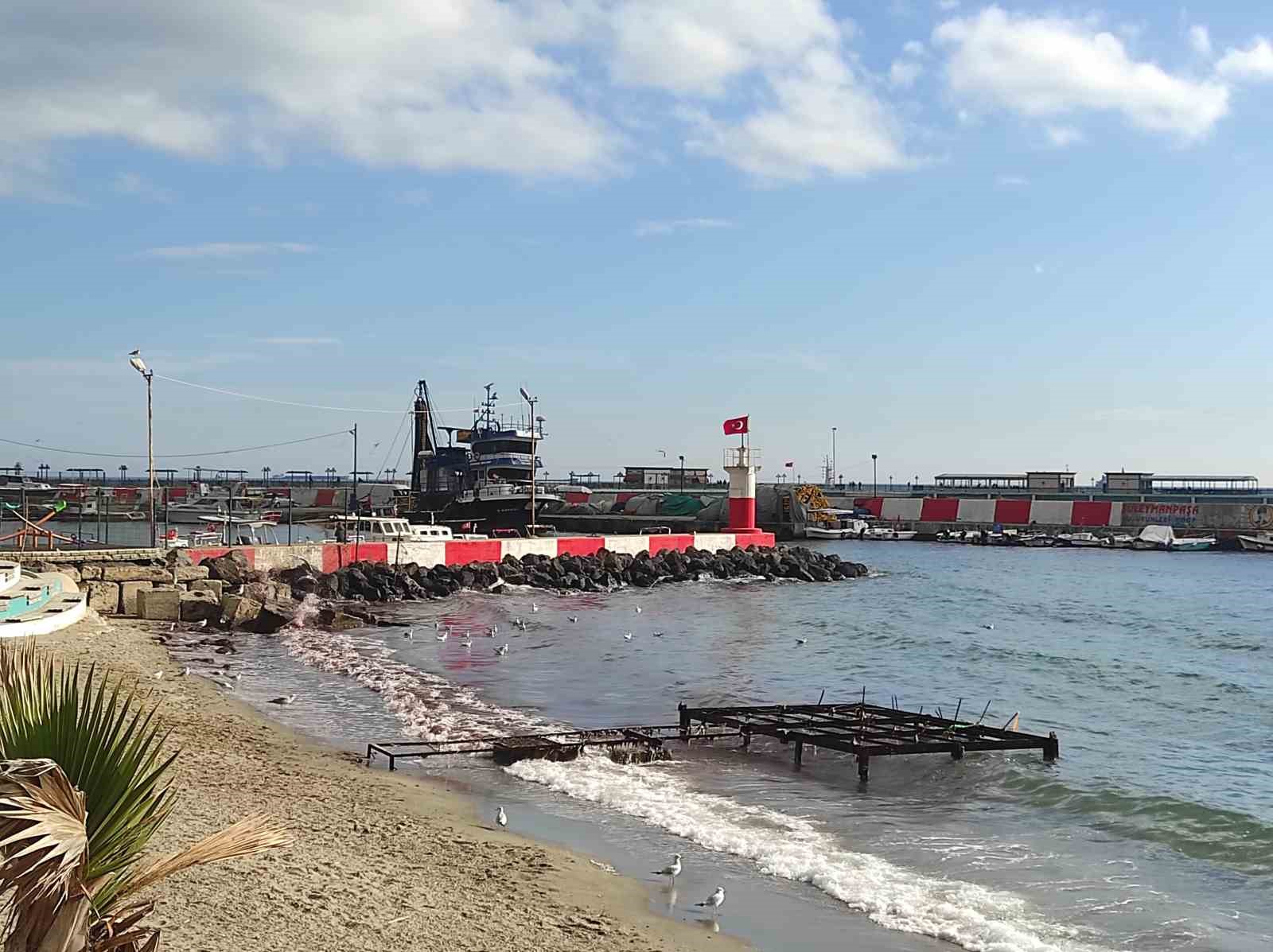 Poyraz fırtınası Marmara Denizi’ni kıyılarını kızıl renge boyadı
