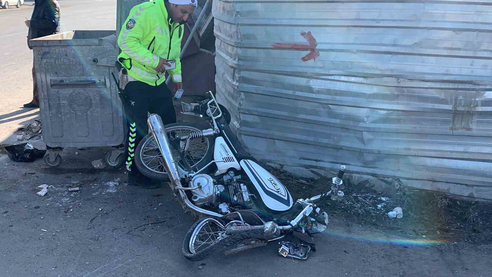 Hafif ticari araca çarpan motosiklet sürücüsü yaralandı
