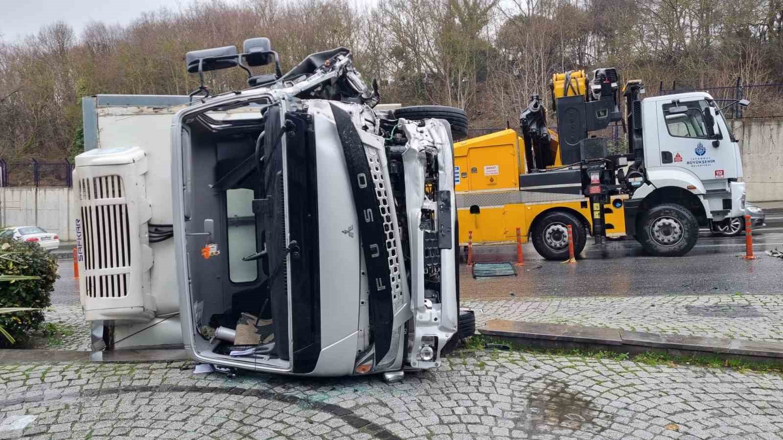 Sarıyer’de direksiyon hakimiyetini kaybeden kamyon şoförü lüks otomobile çarptı: 3 yaralı
