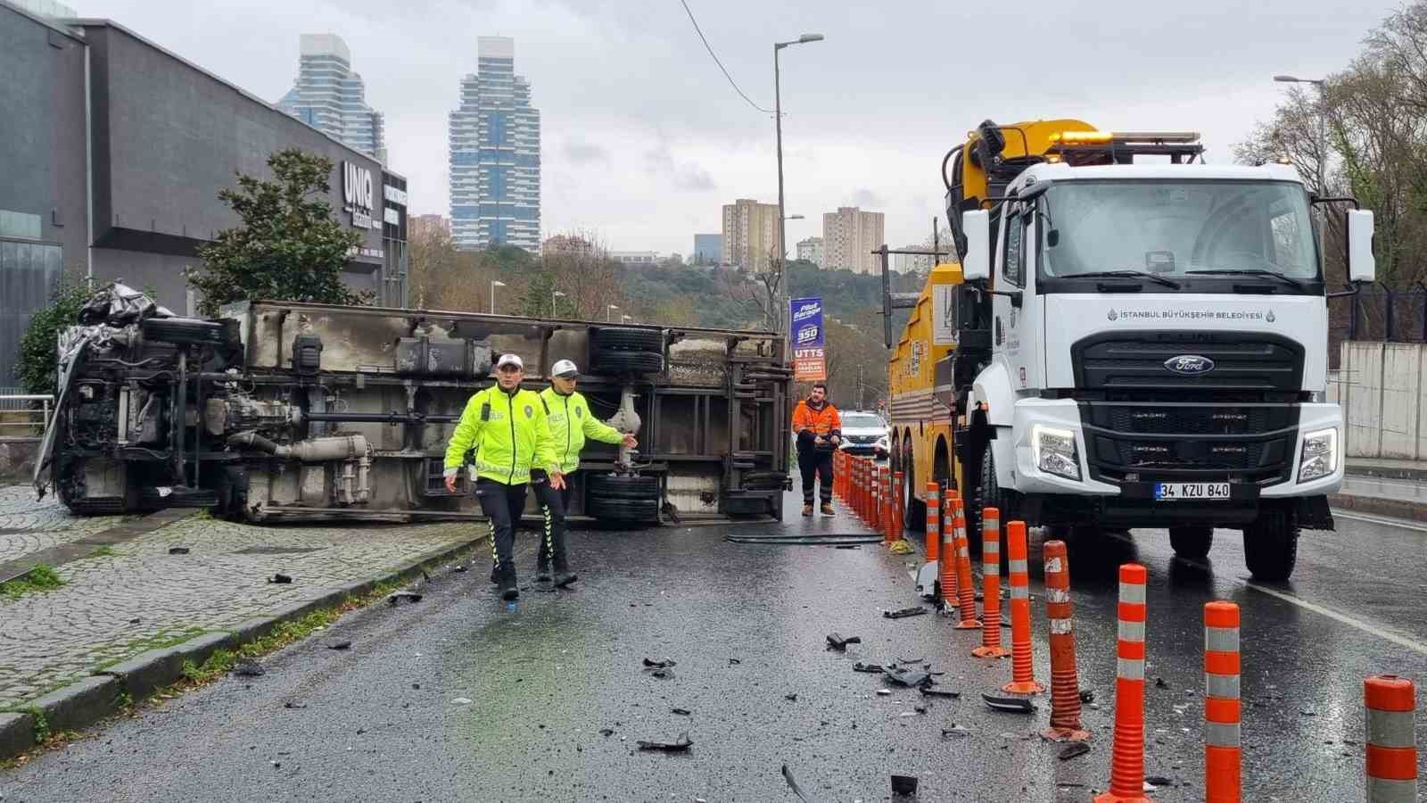 Sarıyer’de direksiyon hakimiyetini kaybeden kamyon şoförü lüks otomobile çarptı: 3 yaralı
