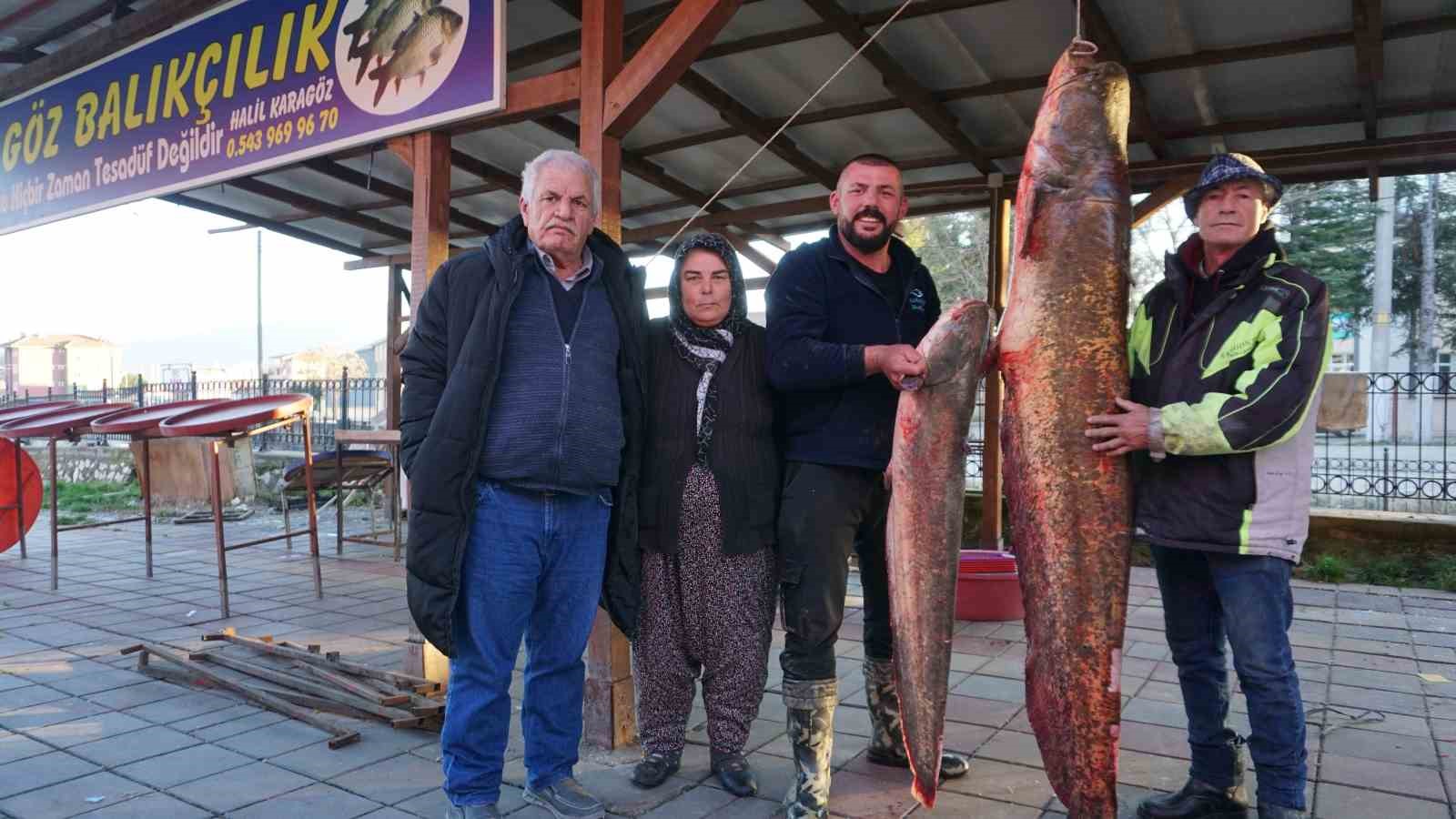 Burdur’da gölde tutulan dev yayın balığı görenleri şaşırttı
