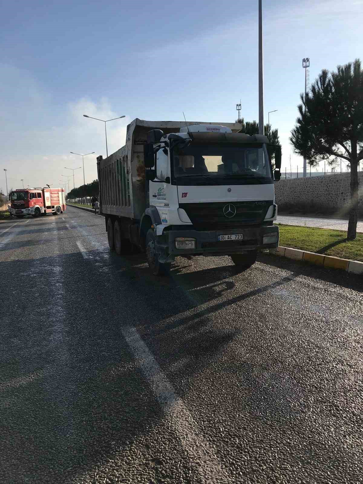 Balıkesir’de hız yapan otomobil kamyona arkadan çarptı: 1 yaralı
