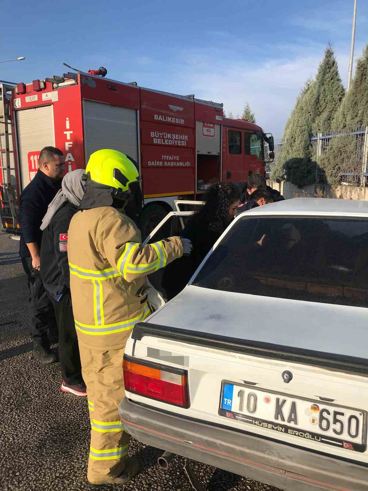 Balıkesir’de hız yapan otomobil kamyona arkadan çarptı: 1 yaralı
