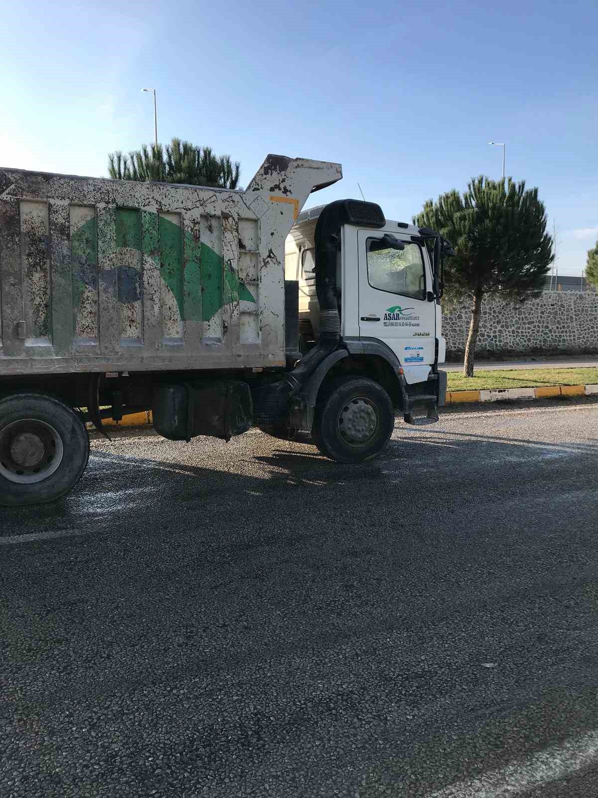 Balıkesir’de hız yapan otomobil kamyona arkadan çarptı: 1 yaralı
