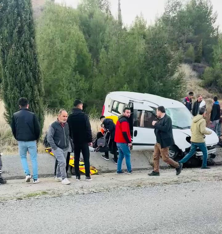 Hafif ticari araç menfeze savruldu: 6 yaralı
