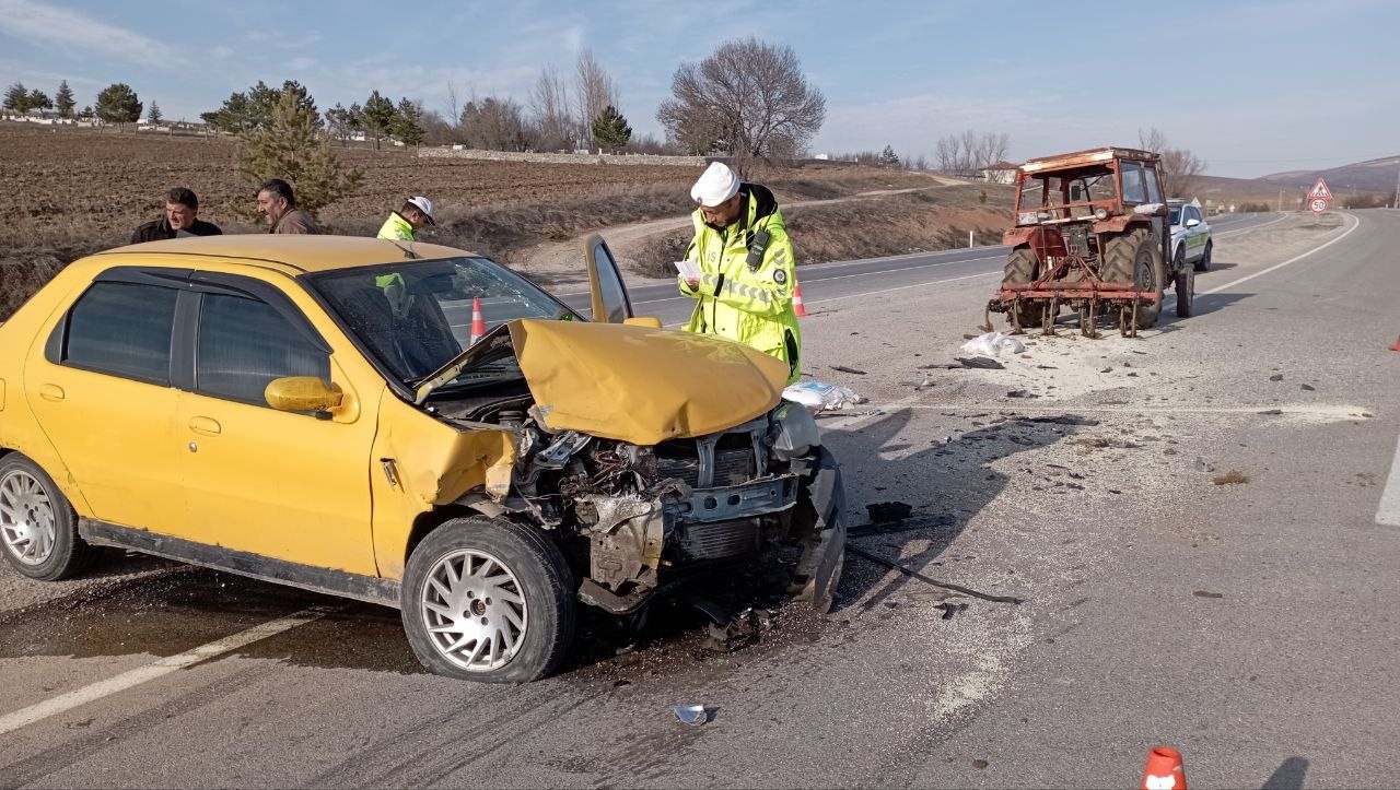 Otomobil traktöre arkadan çarptı: 2 yaralı
