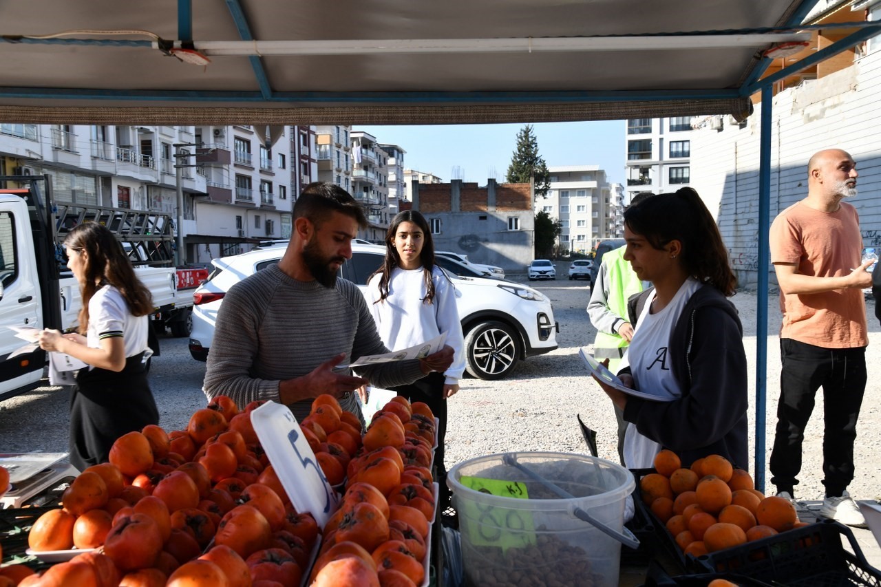 Öğrenciler dağıttıkları broşürlerle sigara izmariti kirliliğine dikkat çekti
