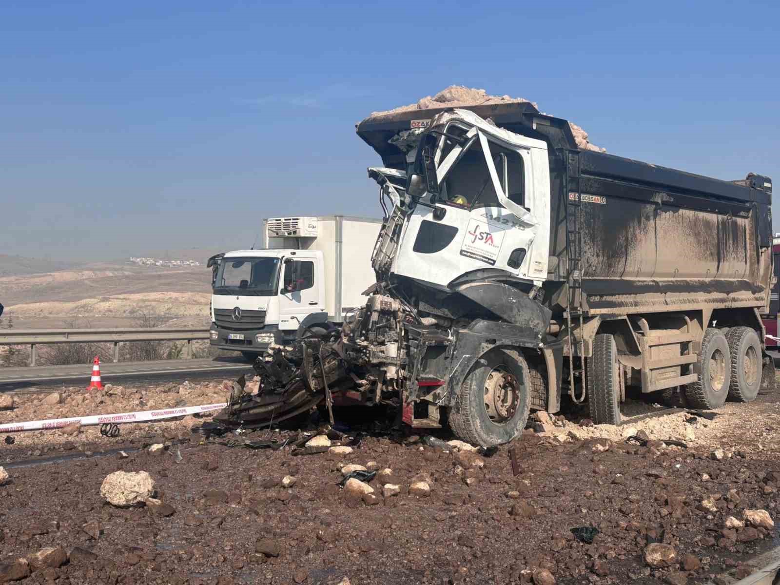 Hafriyat kamyonu akaryakıt yüklü tıra çarptı, litrelerce mazot yere döküldü
