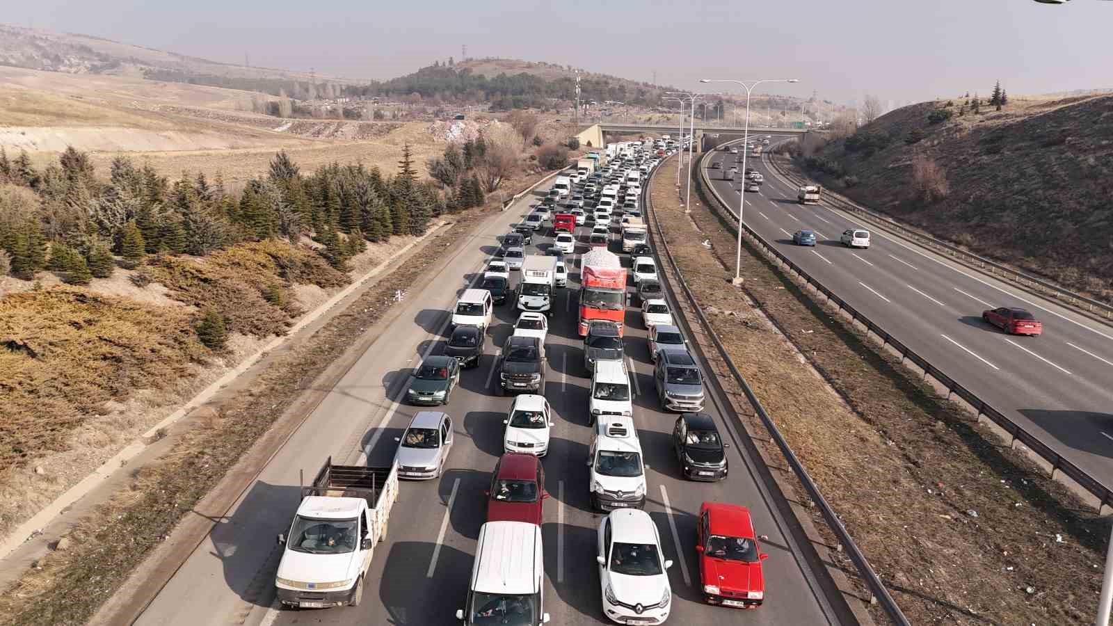 Hafriyat kamyonu akaryakıt yüklü tıra çarptı, litrelerce mazot yere döküldü
