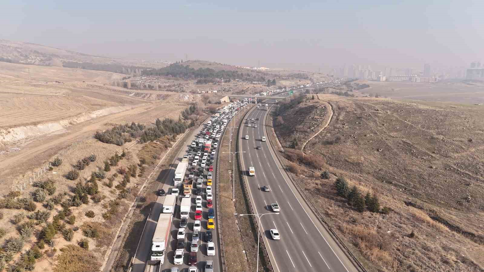 Hafriyat kamyonu akaryakıt yüklü tıra çarptı, litrelerce mazot yere döküldü
