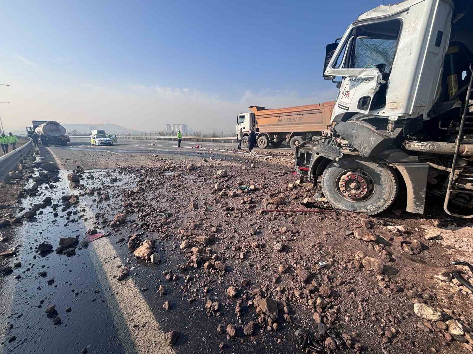 Hafriyat kamyonu akaryakıt yüklü tıra çarptı, litrelerce mazot yere döküldü
