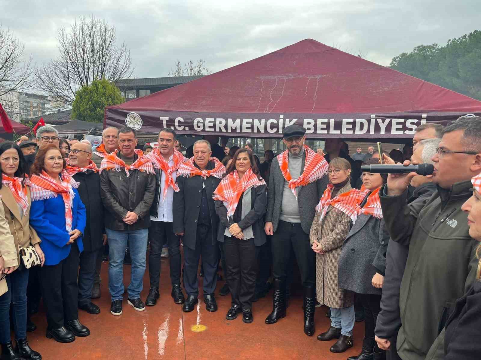 Develer podyuma çıktı, en yakışıklısı seçildi
