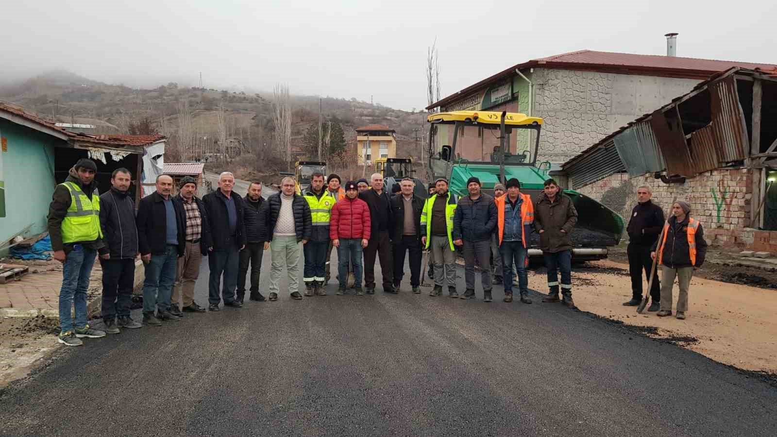 Bayat’ta çalışmalar kış mevsiminde de sürüyor: İlçe sıcak asvaltla buluştu
