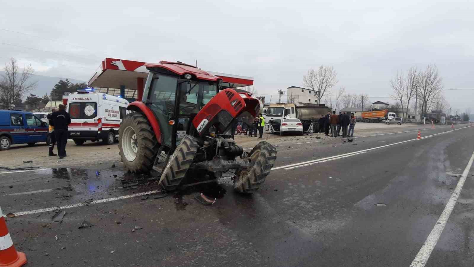 Traktörle otomobilin çarpıştığı feci kaza kamerada
