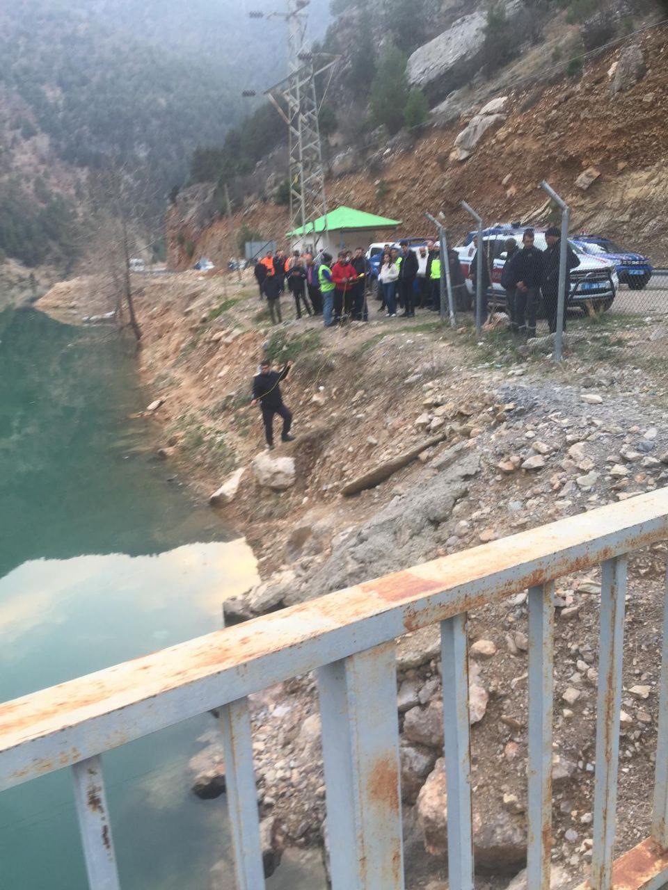 Saimbeyli’de baraja düşen otomobilin sürücüsü kayboldu
