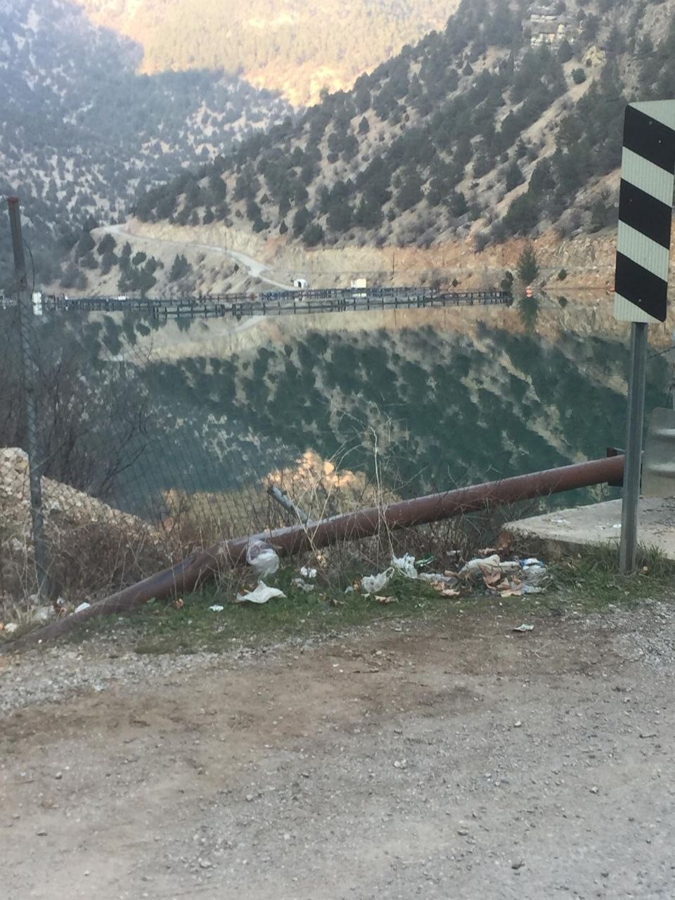 Saimbeyli’de baraja düşen otomobilin sürücüsü kayboldu
