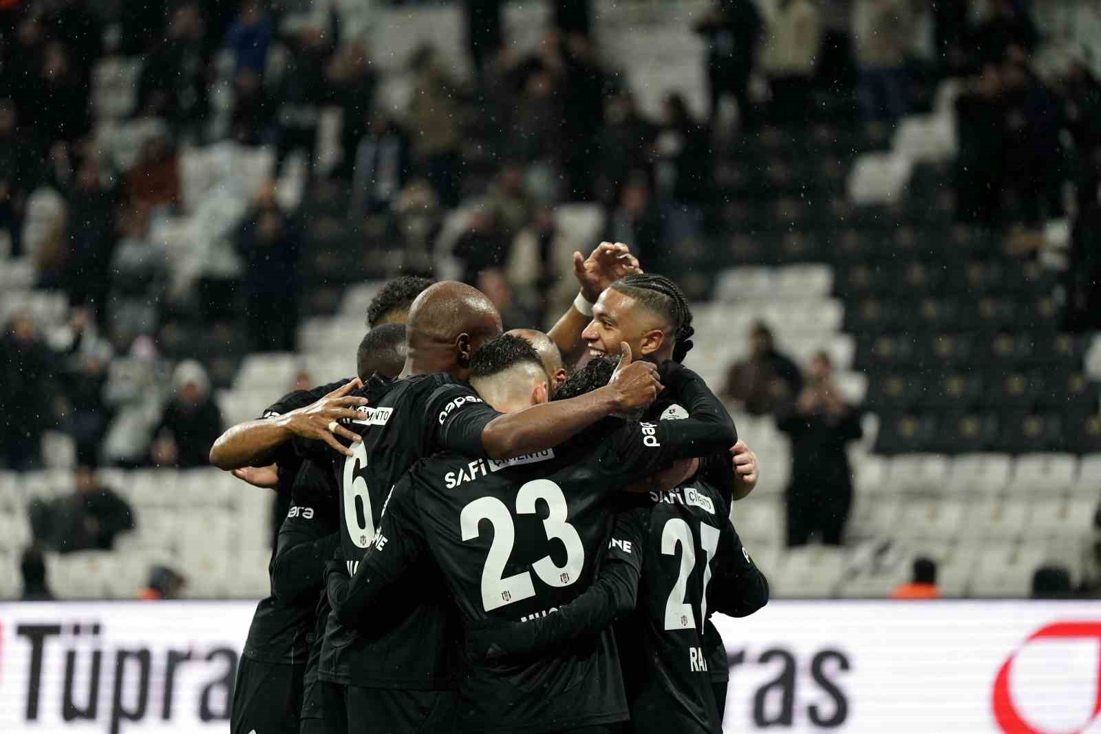 Trendyol Süper Lig: Beşiktaş: 2 - Bodrum FK: 0 (İlk yarı)
