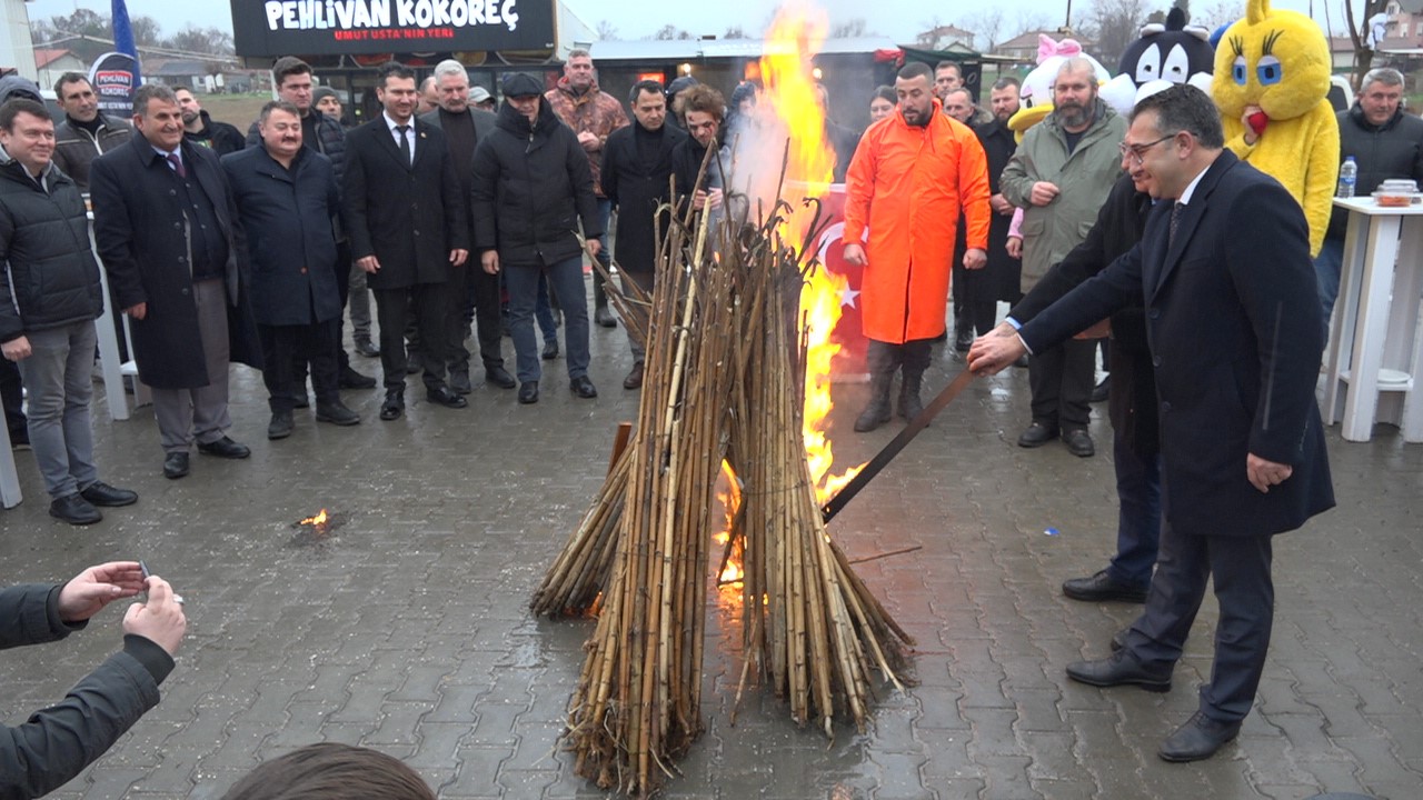 ’Koleda’ gecesinde korkunç kıyafetler giyip vatandaşları korkuttular
