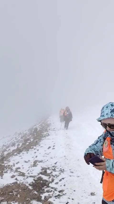 Kadına şiddete dikkat çekmek için Ağrı Dağı’na tırmandılar
