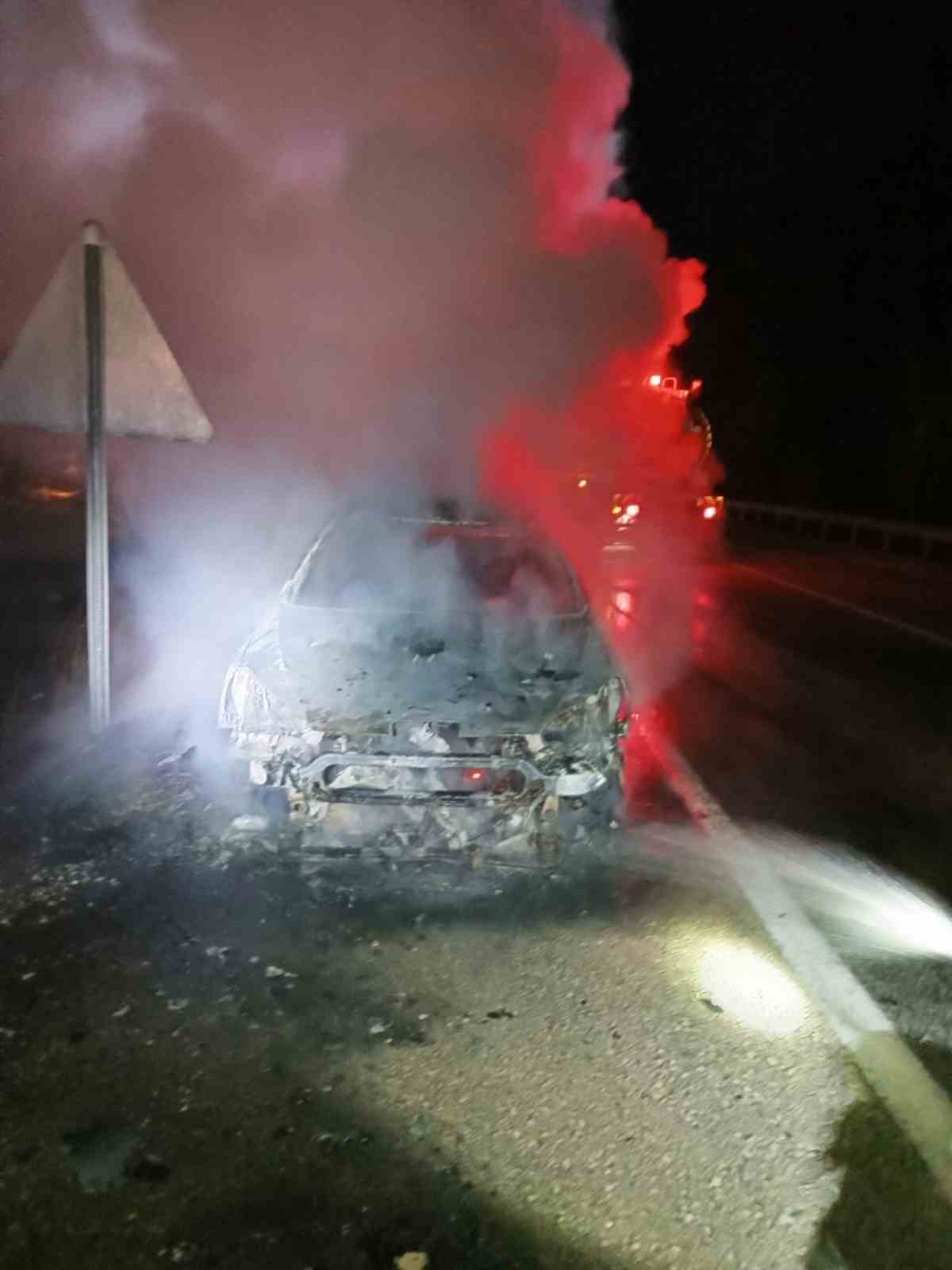 Antalya-Isparta karayolunda seyir halindeki otomobil alev aldı
