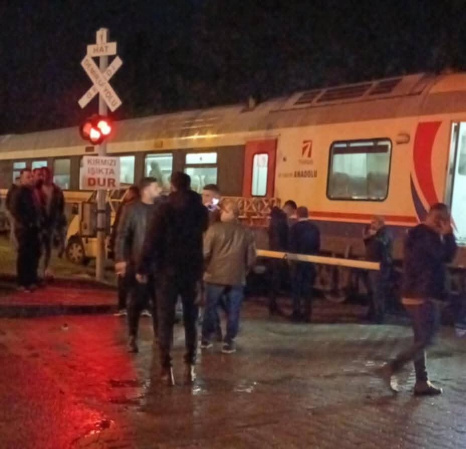 Söke’de yolcu treni pikaba çarptı
