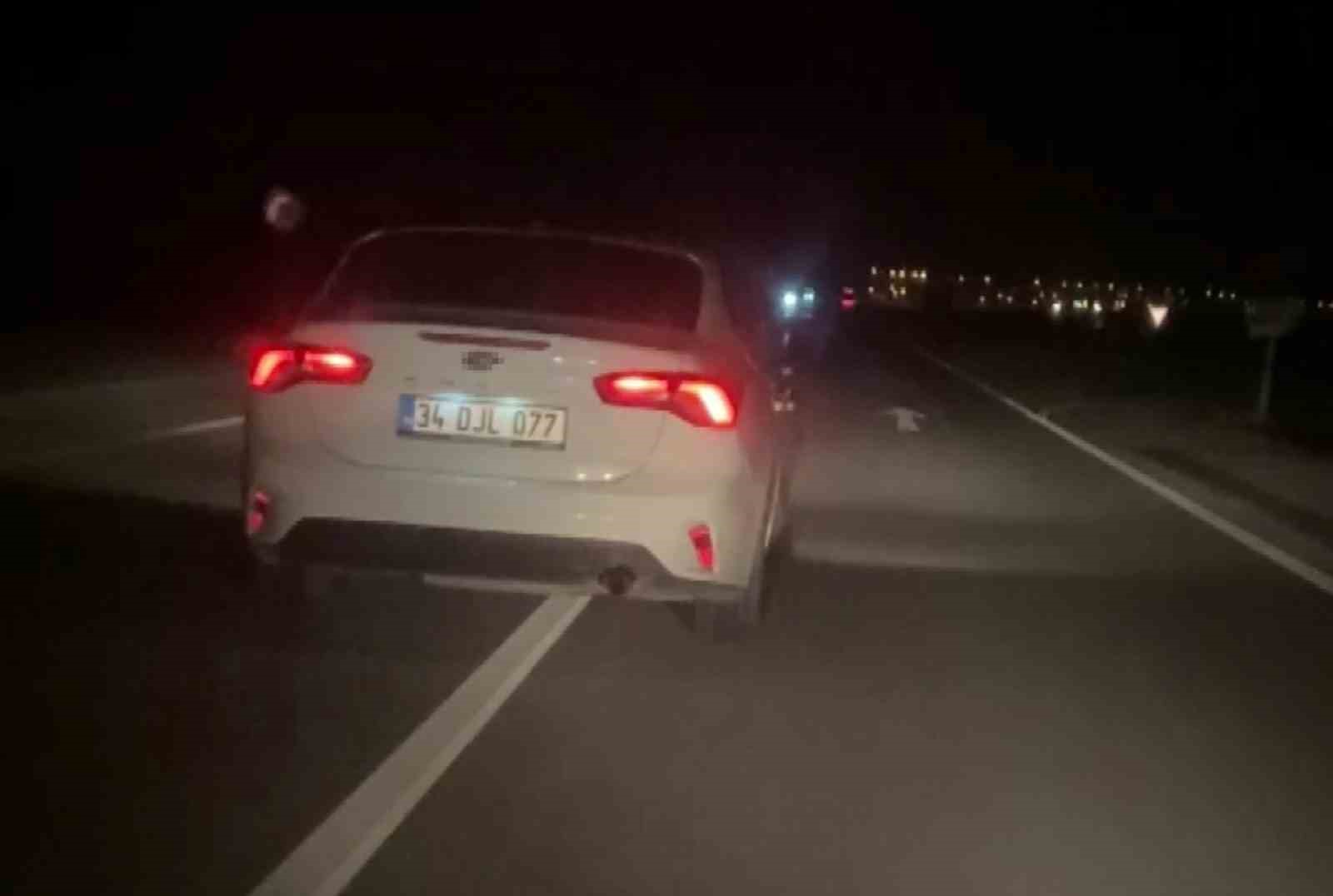 İnsanların canını hiçe sayıp trafiği tehlikeye düşüren maganda kamerada
