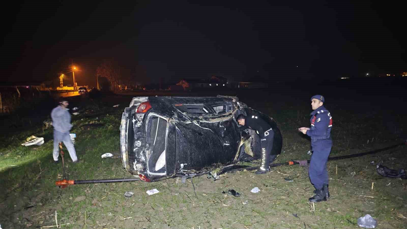 Kontrolden çıkan otomobil takla atarak tarlaya uçtu: 3 yaralı
