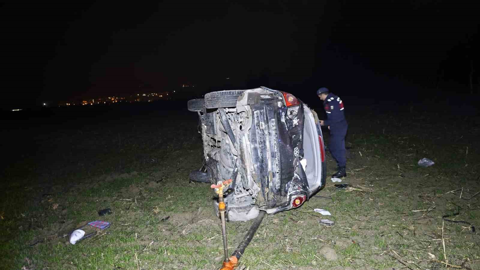 Kontrolden çıkan otomobil takla atarak tarlaya uçtu: 3 yaralı
