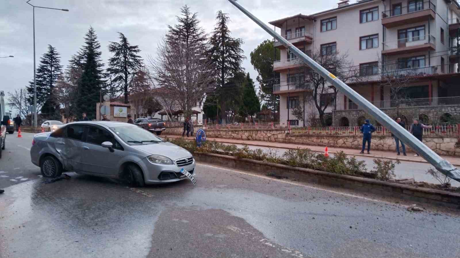 Kontrolden çıkan otomobil aydınlatma direğine çarparak durabildi
