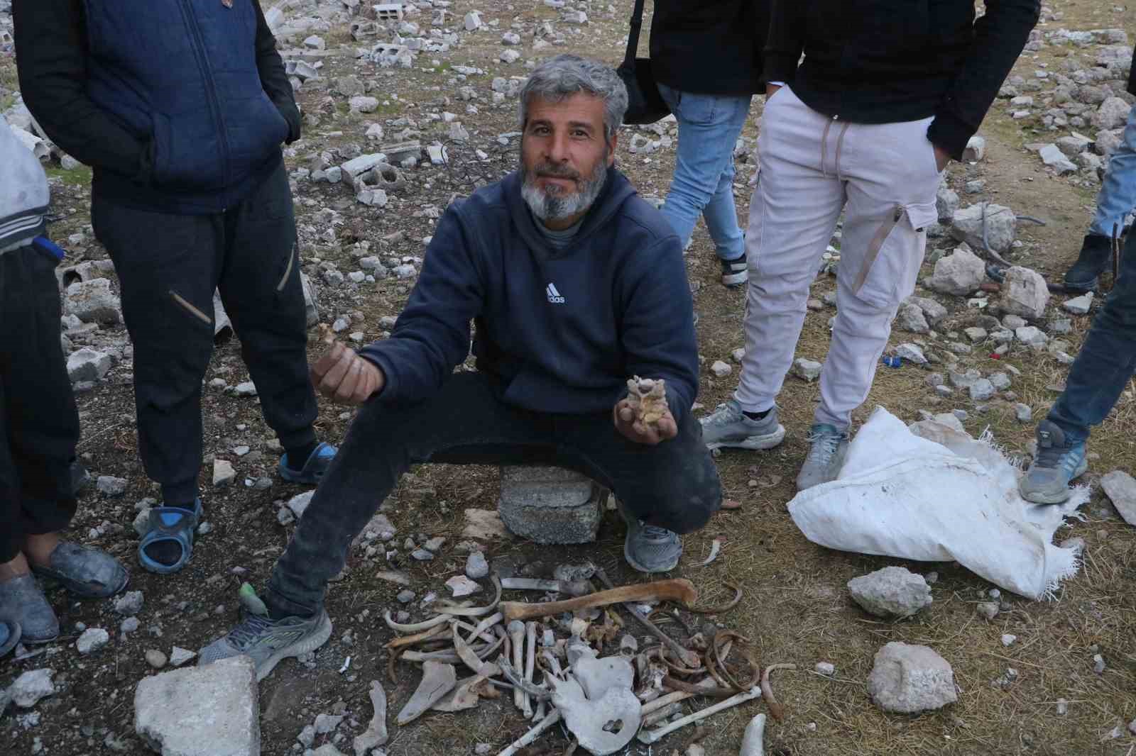 Suriye’de enkaza dönen Tadomon Mahallesi’nden korkunç görüntüler: Binaların altından insan kemikleri çıkıyor
