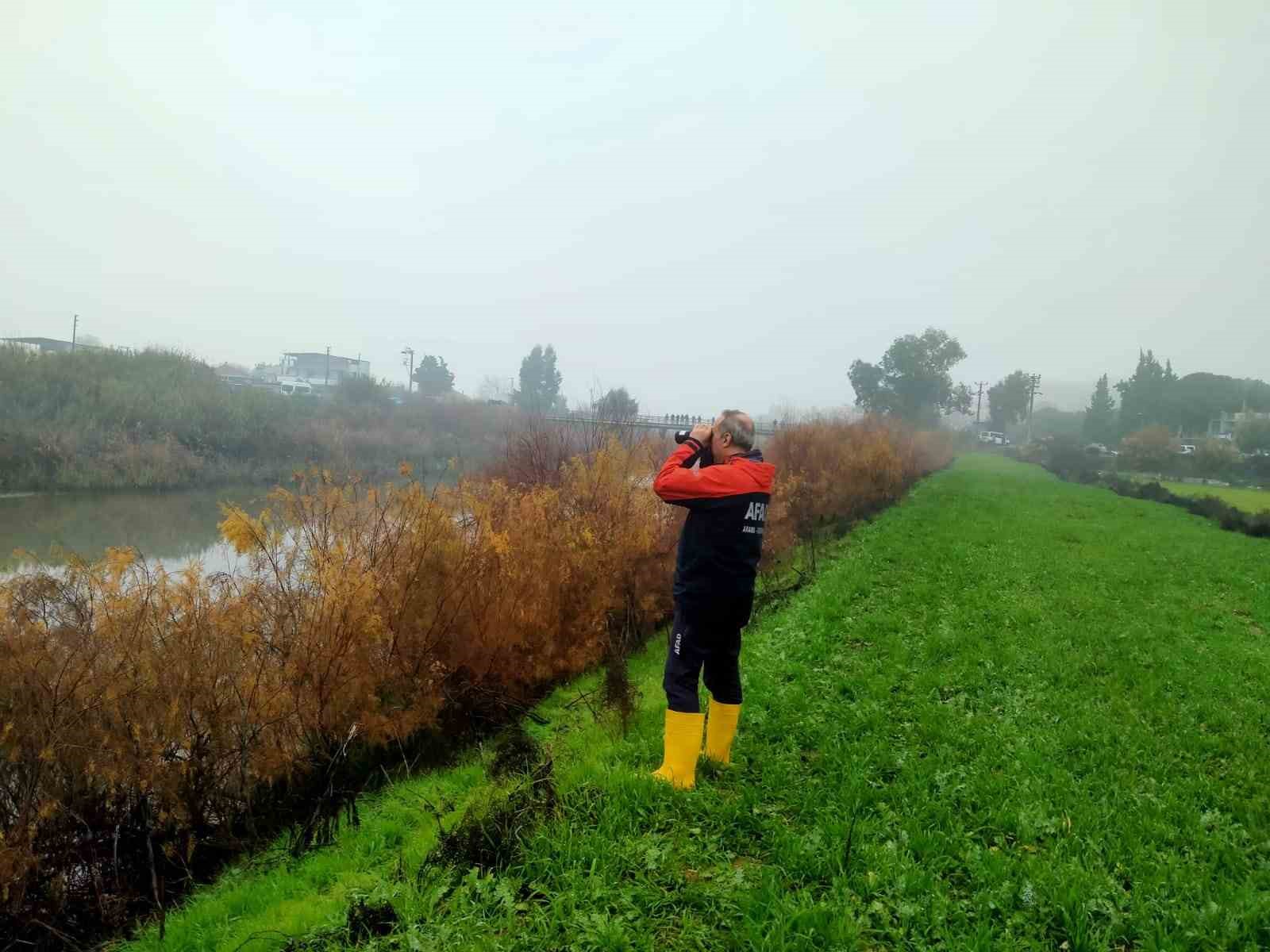 Menderes Nehri’ne düşen kişiyi bulmak için ekipler seferber oldu
