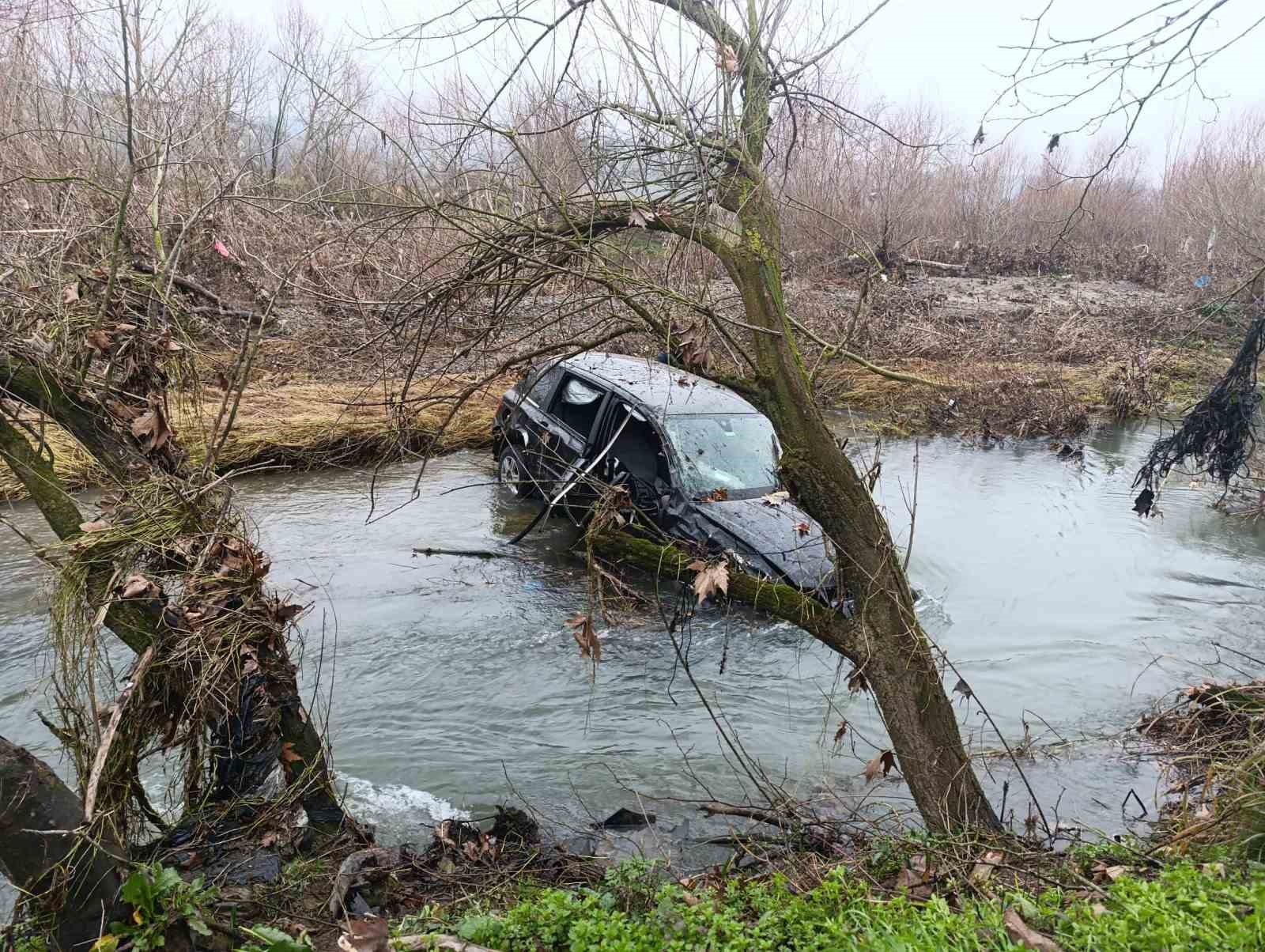 Çanakkale’de araç çaya uçtu: 1 yaralı, 1 kayıp
