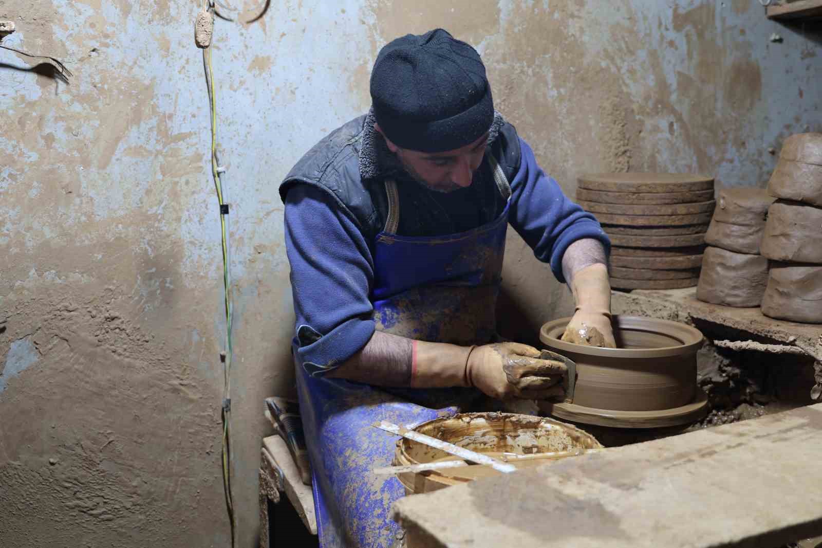 Elazığ’da 300 ton toprak çömleğe dönüştürülerek 25 ülkeye ihraç ediliyor
