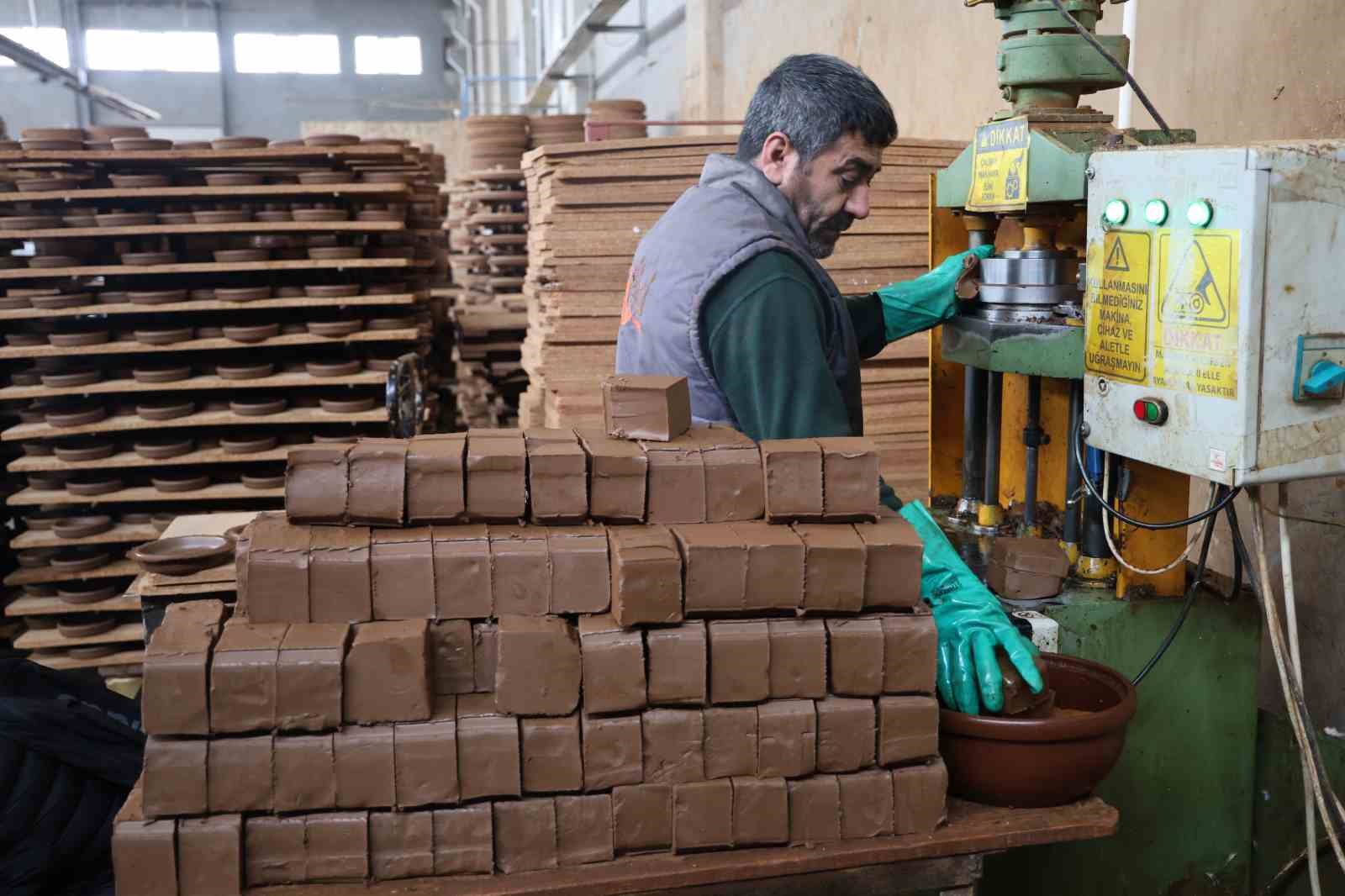 Elazığ’da 300 ton toprak çömleğe dönüştürülerek 25 ülkeye ihraç ediliyor
