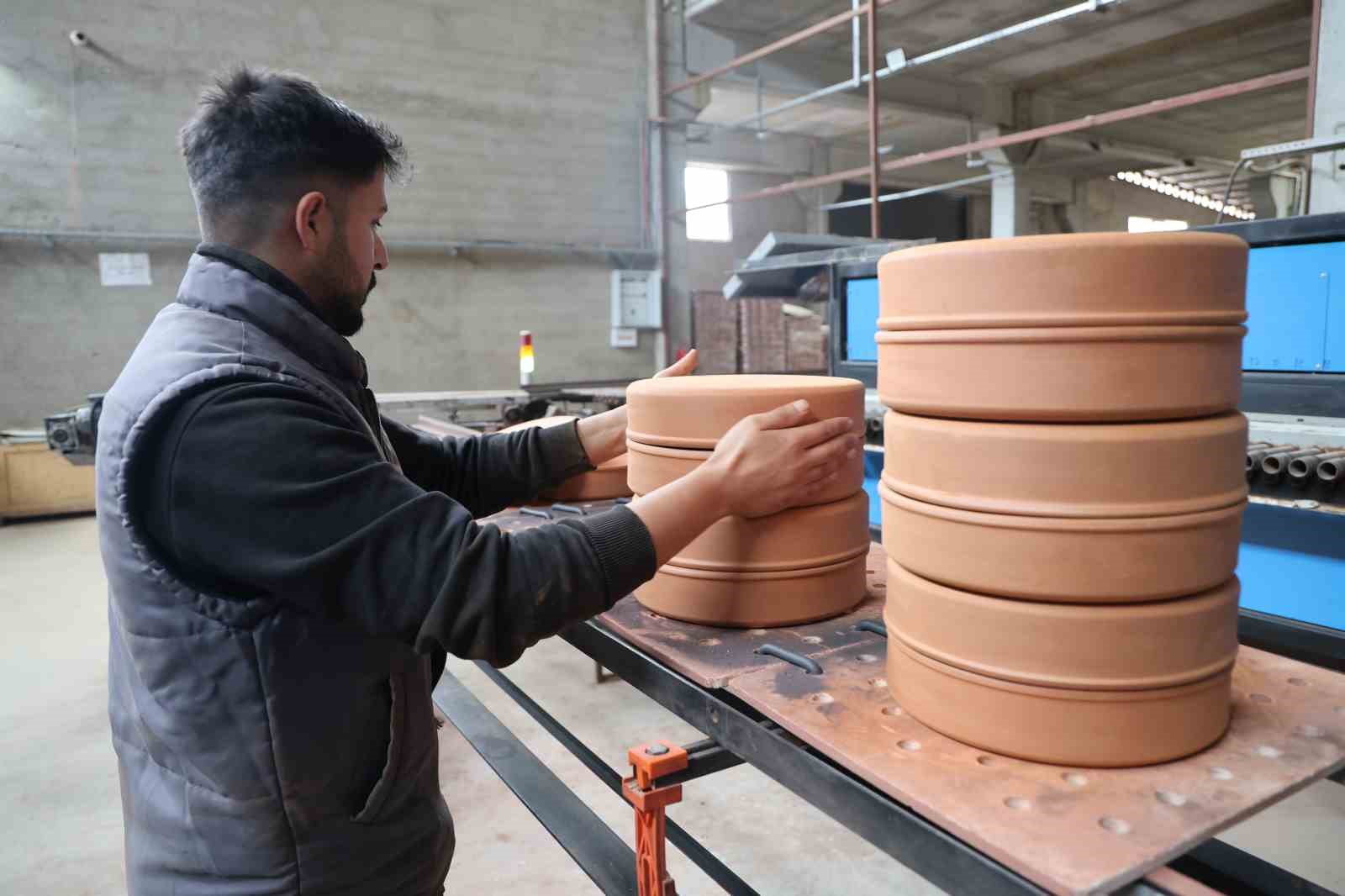 Elazığ’da 300 ton toprak çömleğe dönüştürülerek 25 ülkeye ihraç ediliyor
