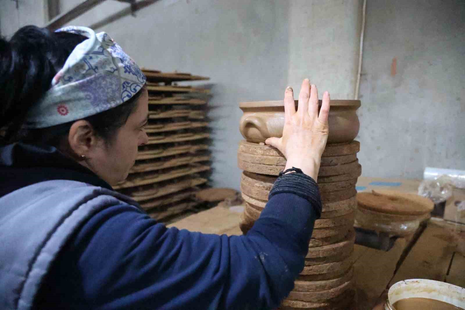 Elazığ’da 300 ton toprak çömleğe dönüştürülerek 25 ülkeye ihraç ediliyor
