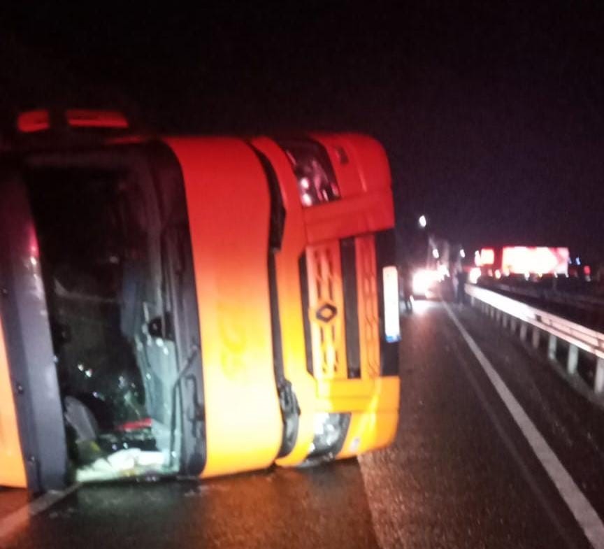 Kontrolden çıkan tır devrildi, sürücü yaralandı
