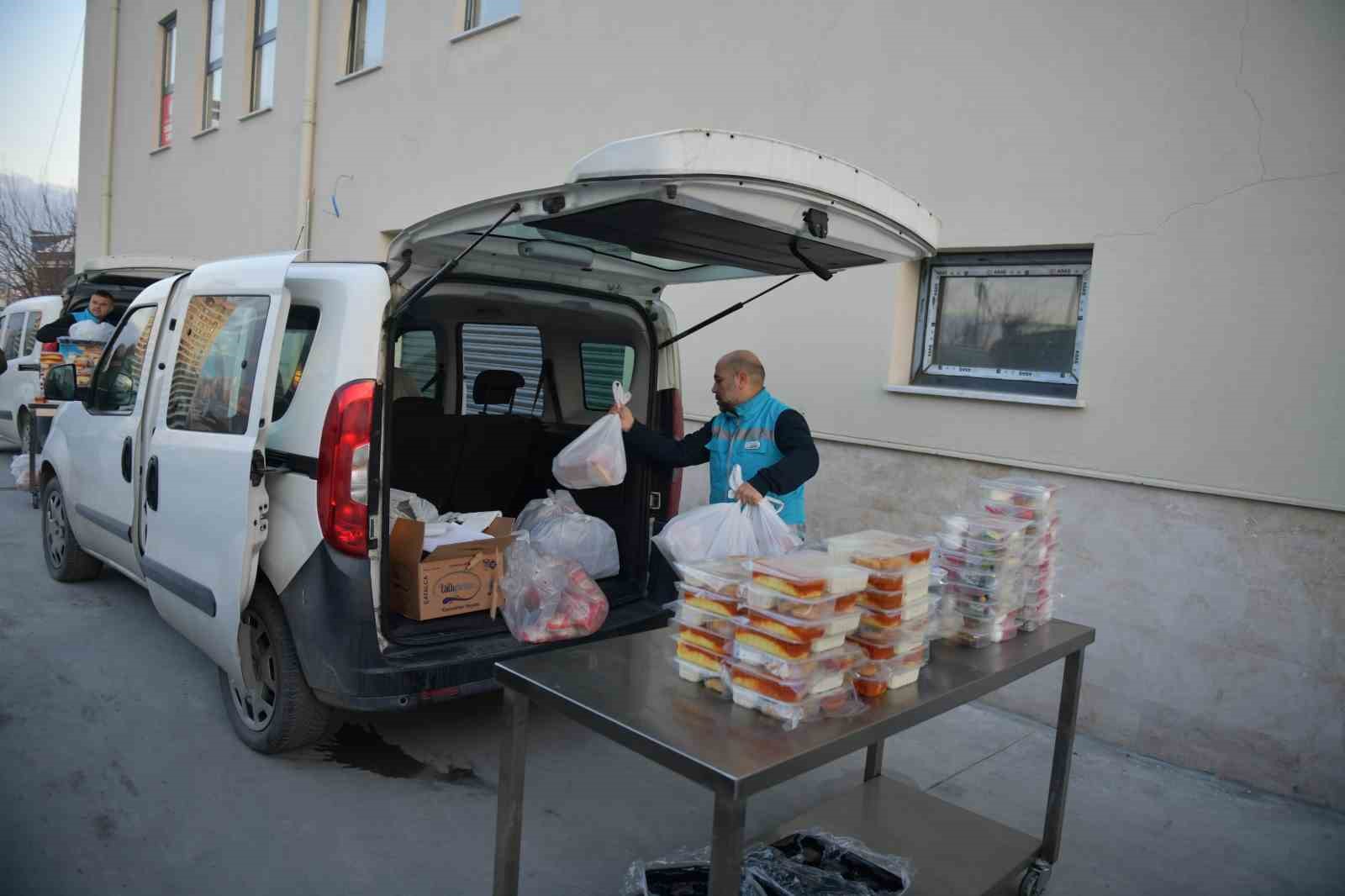 Esenyurt Belediyesi onları yalnız bırakmıyor: Yaşlı ve engellilerin evinde her gün ‘Gönül Sofraları’ kuruluyor
