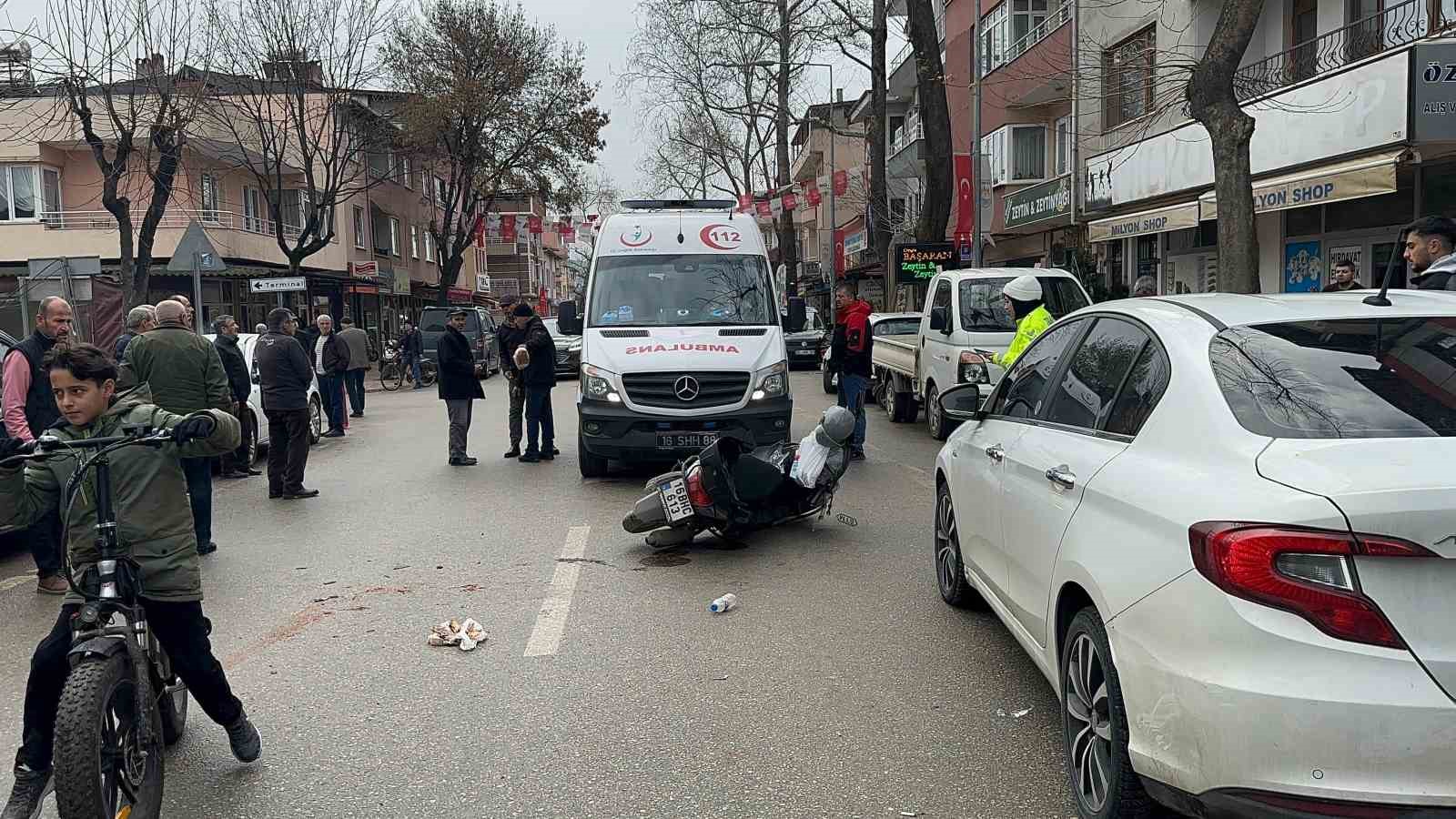 Direksiyon hakimiyetini kaybeden motosikletli yere düştü
