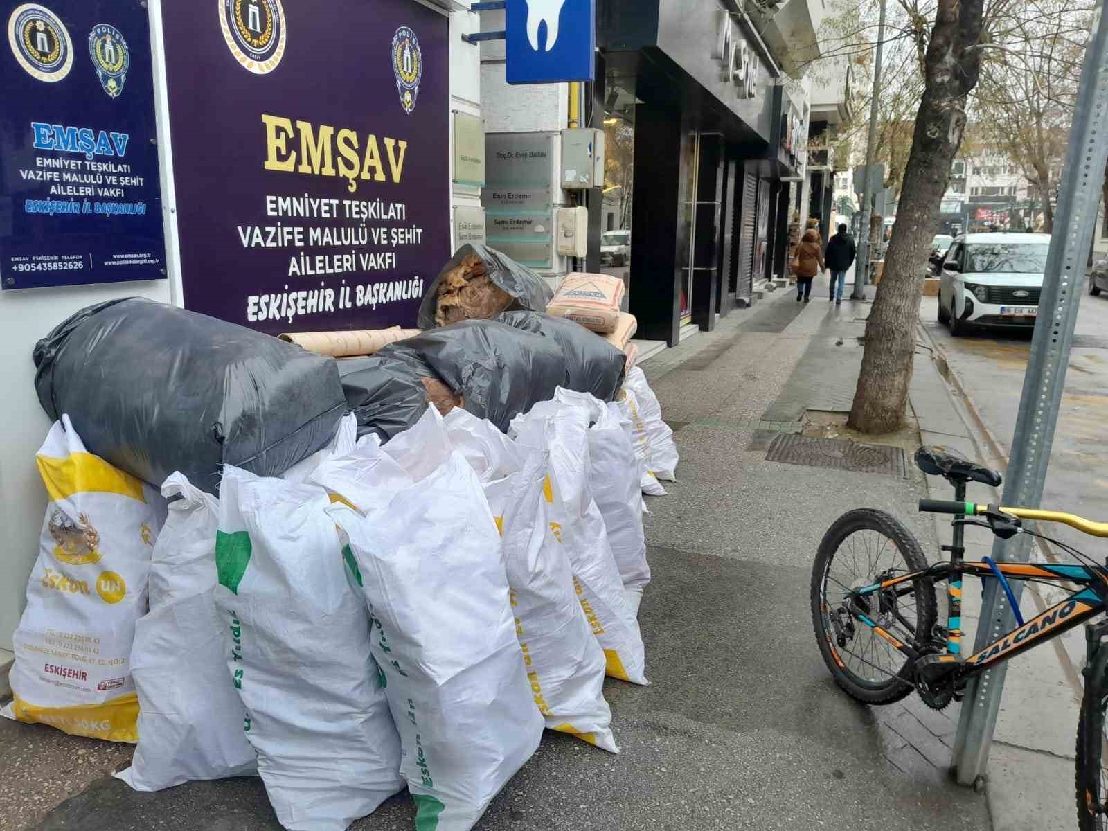 Kaldırıma bırakılan inşaat atıkları tepkiye neden oldu
