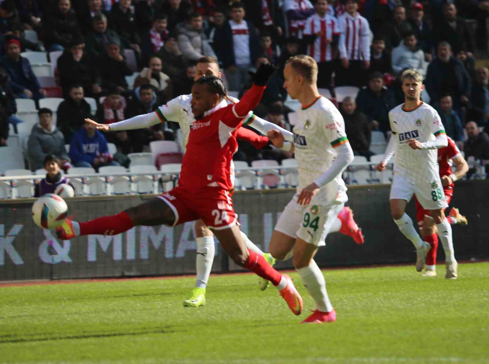 Trendyol Süper Lig: Sivasspor: 1 - Alanyaspor: 0 (İlk yarı)
