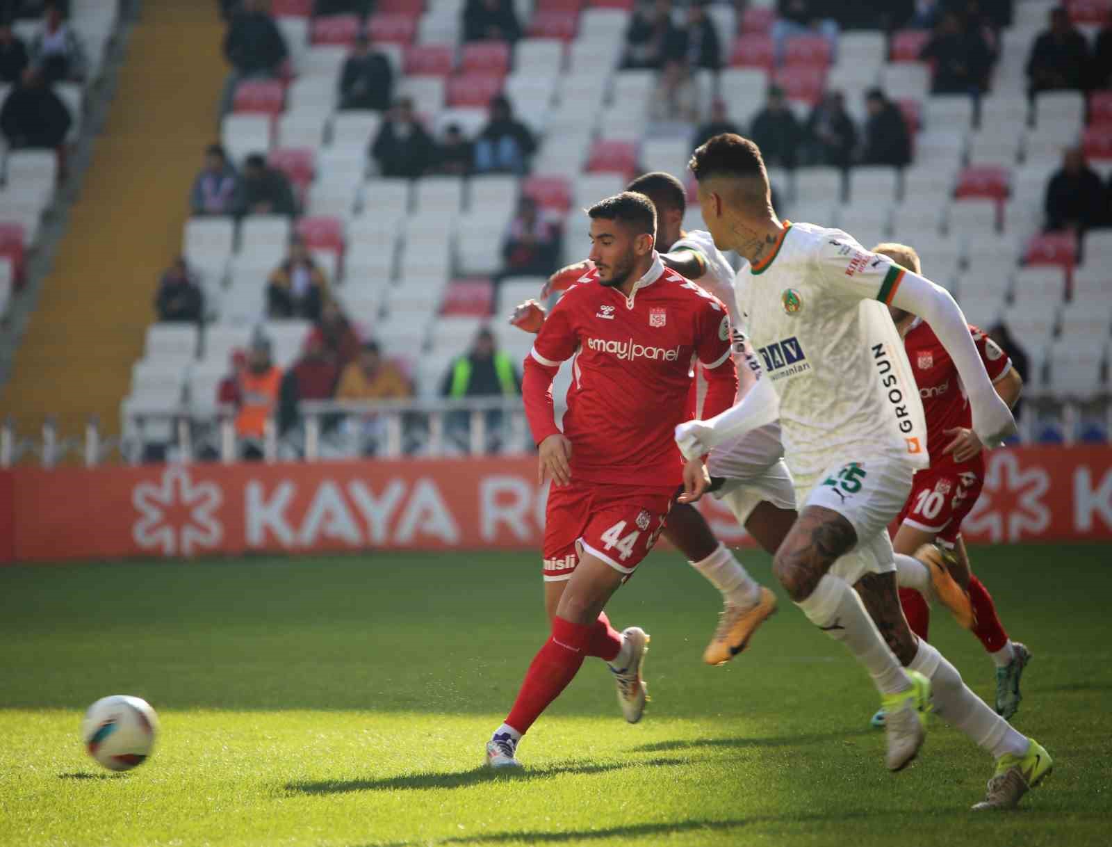 Trendyol Süper Lig: Sivasspor: 1 - Alanyaspor: 0 (İlk yarı)
