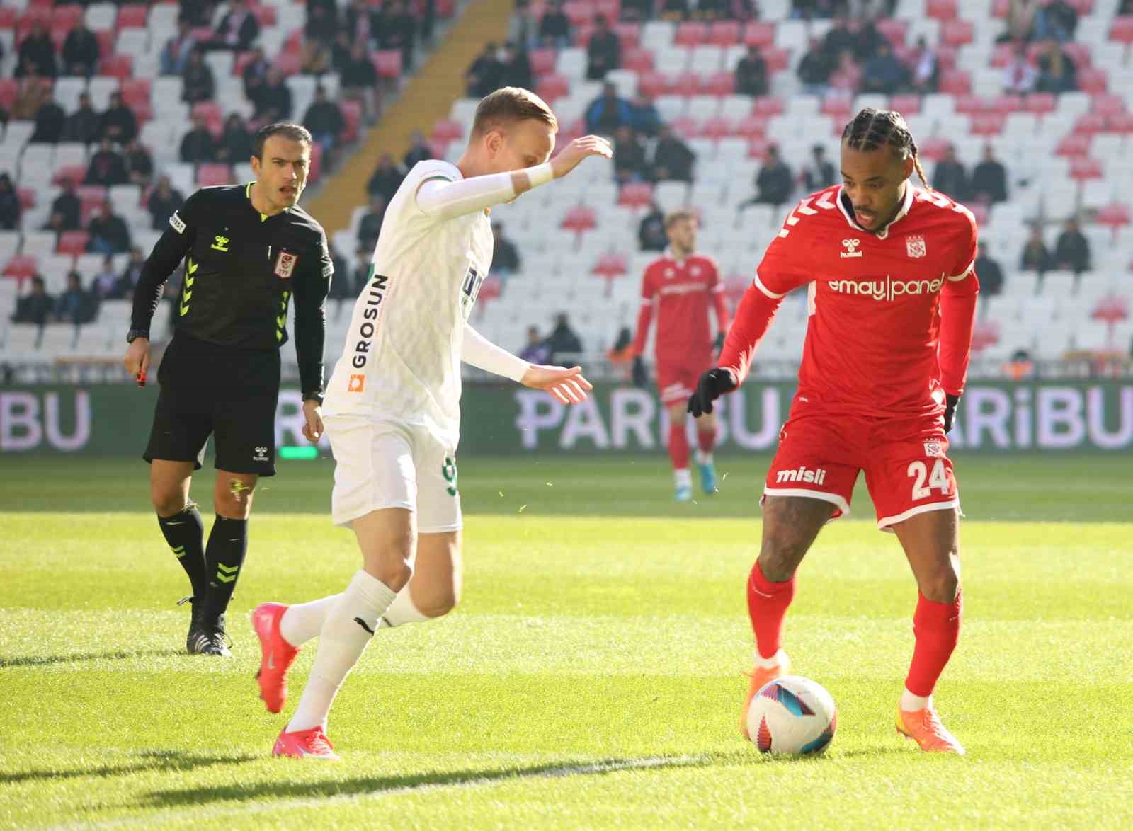 Trendyol Süper Lig: Sivasspor: 1 - Alanyaspor: 0 (İlk yarı)
