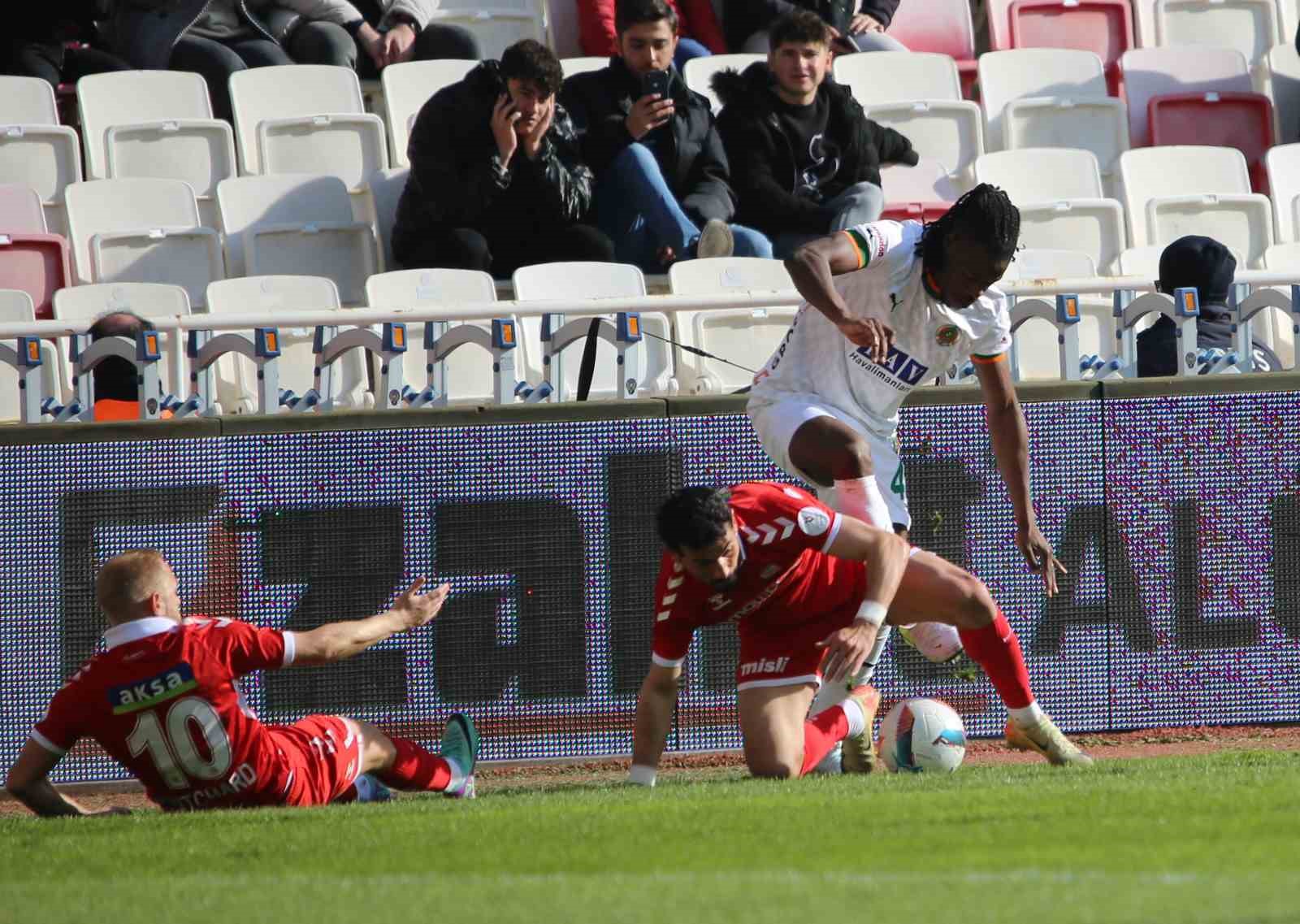 Trendyol Süper Lig: Sivasspor: 1 - Alanyaspor: 0 (İlk yarı)
